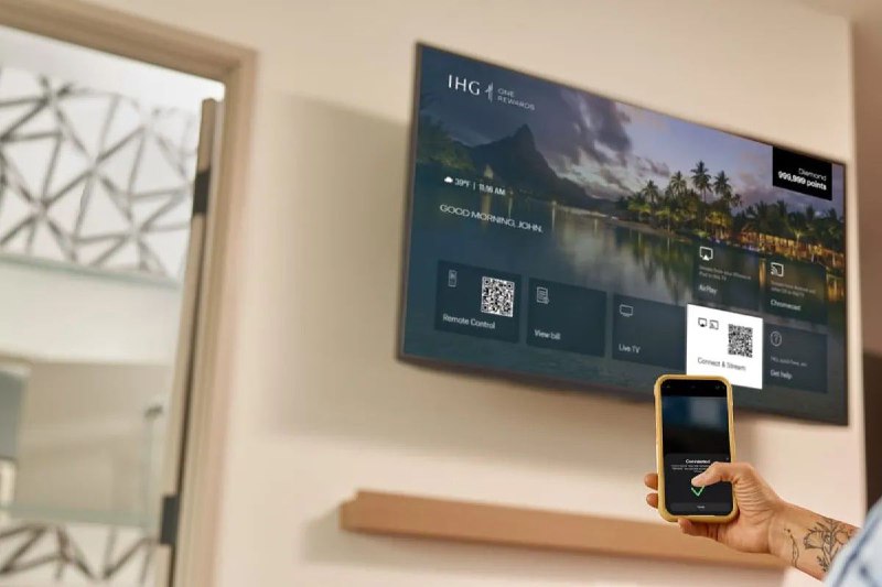 从今天开始， iPhone 的 AirPlay 功能可以在美国、加拿大和墨西哥的“超过”60 家 IHG 酒店连接到电视使用它苹果首次在 2023 年的全球开发者大会上宣布了在配备 LG 电视的酒店中使用 AirPlay 的功能
