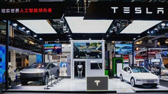 特斯拉亮相世界人工智能大会：智能辅助驾驶计划年内在中国进一步落地2025世界人工智能大会正在举行，特斯拉携带智能电动车、人形机器人及智能辅助驾驶技术、V4超充桩等最新成果出席这一AI盛会