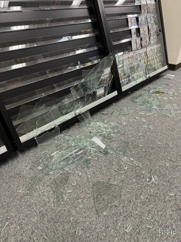 宝可梦太火了！日本劫匪仅两分钟将宝可梦卡牌抢劫一空据日本媒报道，12月10日深夜，一家位于东京池袋区的集换卡交易商店发生了一起抢劫案