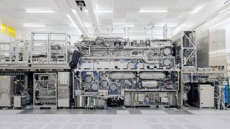 价值27亿元的ASML高数值孔径EUV光刻机组装画面公开芯片设备制造商阿斯麦（ASML）2月10日向媒体展示新一代极紫外光刻机（EUV），型号为：TWINSCAN EXE:5000