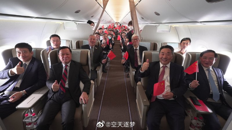 C919首飞，安排了“让领导先坐” 第一排左起开始依次是，国家民航局局长，中国商飞董事长，东航总经理，工信部部长（原商飞董事长）第二排左二起总设计师吴光辉，大飞机专项组组长张彦仲，原中航工业总经理（商飞ARJ总指挥）罗荣怀后舱是随机抽取的30多名幸运乘客🗒 标签: #C919 📢 频道: @GodlyNews1🤖 投稿: @Godlynewsbot