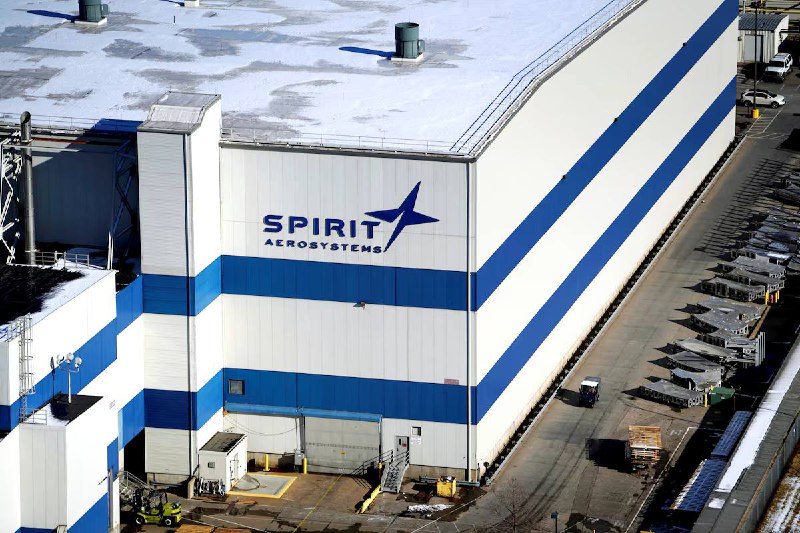 波音核心供应商Spirit AeroSystems宣布裁员数百人 “爆裂舱门”出自其手美国飞机机身供应商Spirit AeroSystems周四宣布，将在其位于堪萨斯州威奇托市的工厂裁员400-450人，原因是该公司正努力应对其最大客户波音公司生产放缓的影响