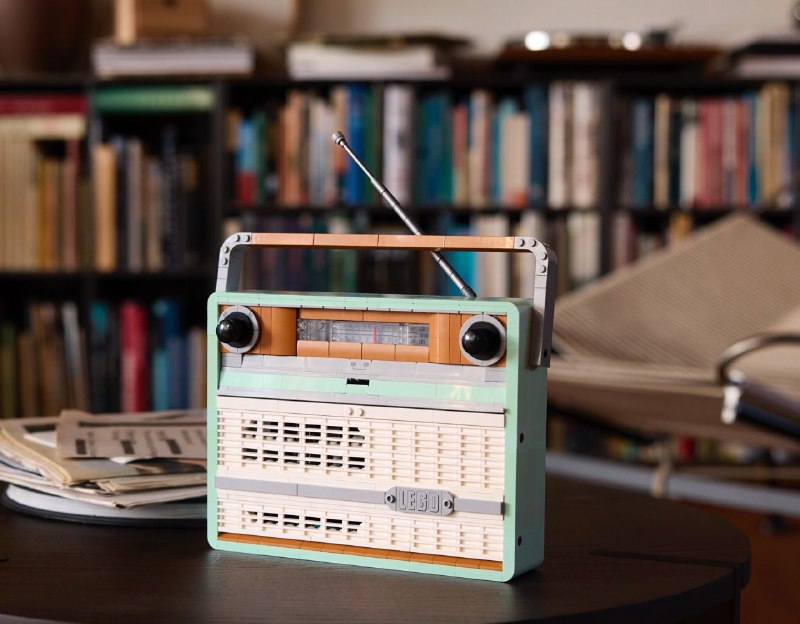 乐高新推出的复古收音机积木只供欣赏用乐高即将推出一款新的复古收音机组装模型，这款模型仿造了经典的便携式音响系统