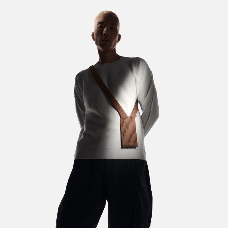 Apple 推出iPhone Pocket，售价$149.95苹果将其称为，一种既美观又实用的佩戴和携带 iPhone 的方法Apple在新闻稿中表示，ISSEY MIYAKE与苹果公司今天联合推出了 iPhone Pocket